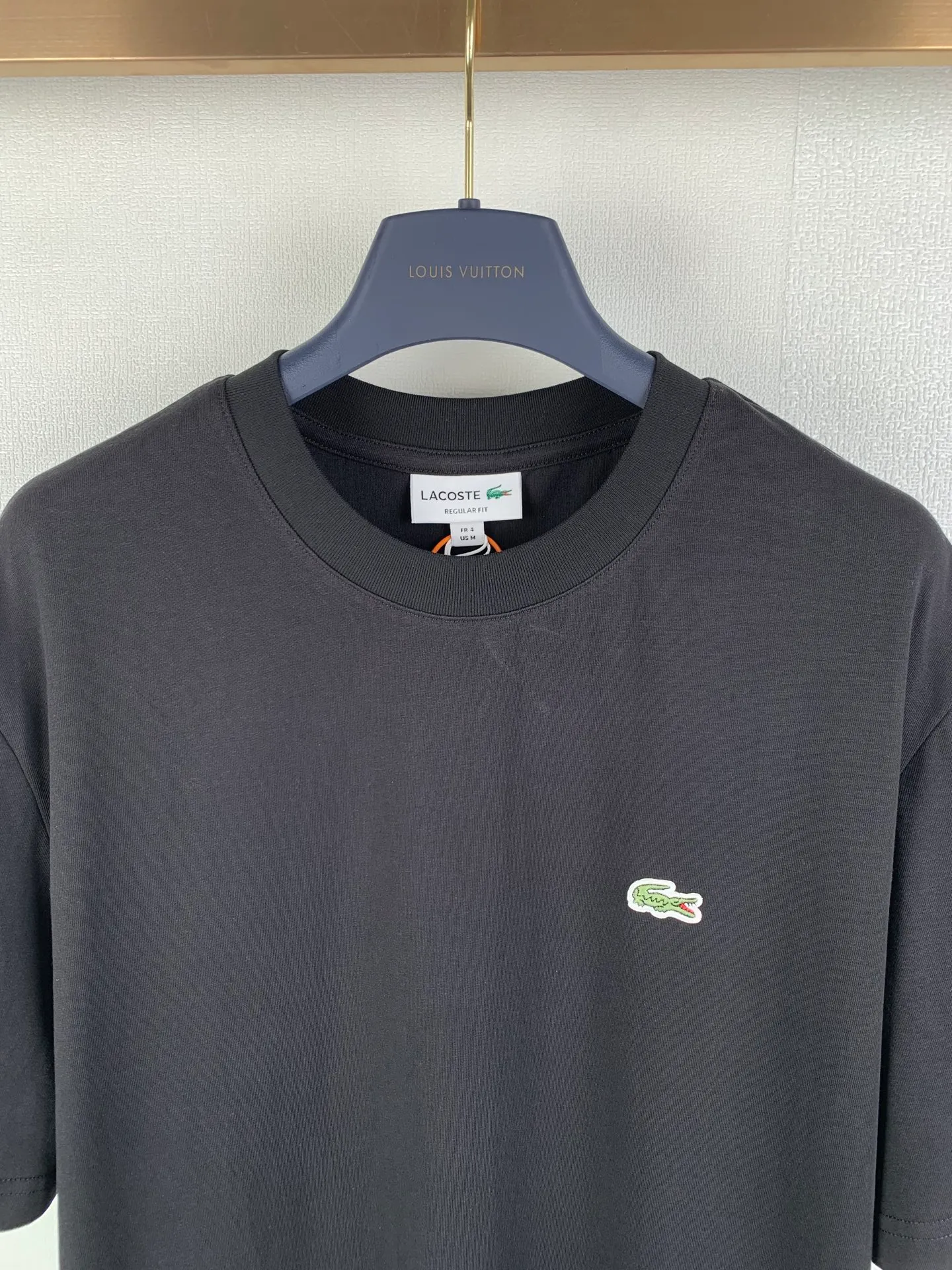 Lacoste crocodile logo short-sleeved T-shirt. Customized combed smooth plain cotton. Smooth and soft. Comfortable. Breathable. The pine dark green that has been deposited by time. The soft tones make people calm and calm. The iconic small crocodile pops up in the heart. The vivid logo contrasts with the calm background. The calm colors show the French style. Cut out the complexity and simplify it. Use solid color as the base and the logo as the print to show the texture and brand heritage in a low-key manner. Process 1: Use the car seal process. Make independent embroidered chapters through computer embroidery, then position them and sew them to fix them on the clothes. They have a strong three-dimensional effect, are strong and washable, and have stable quality. Process 2: The fabrics have been fermented and washed. They have a better hand feel and are not easy to deform, not easy to shrink, not easy to fade, and maintain long-term beauty. Accessories: Customized 1:1 Lacoste crocodile logo Customized 1:1 Lacoste trademark Version: Loose version Size: S M L XL